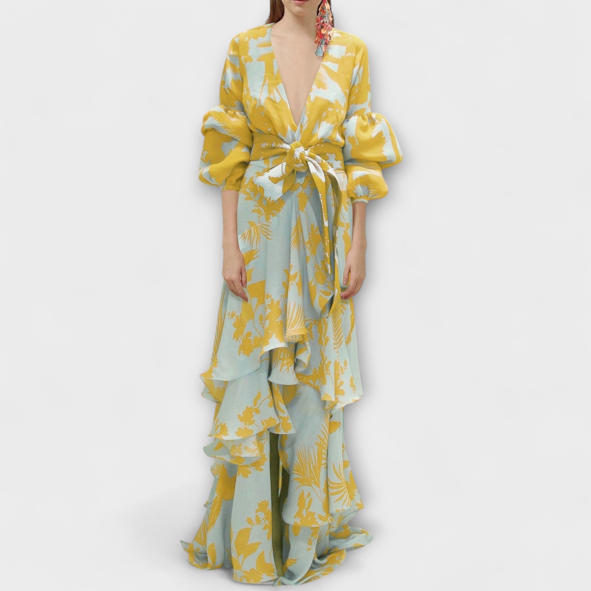 Chiffon-Festtagskleid mit V-Ausschnitt, Bindegürtel und Volants, gelber Palmenprint
