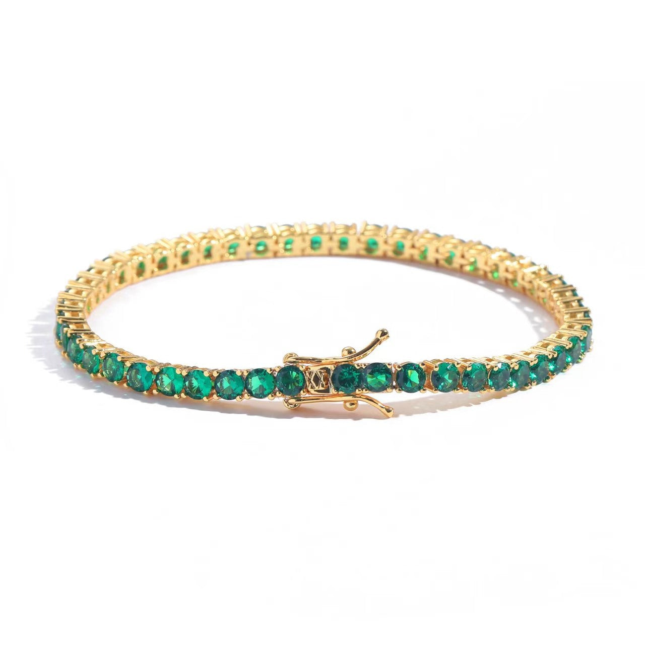 Goldfarbenes Tennisarmband mit grünen Steinen und Zug-/Sicherheitsschlaufe