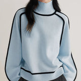 Rollkragenpullover Hellblau mit geripptem Kragen und Saum, schwarze Paspeln
