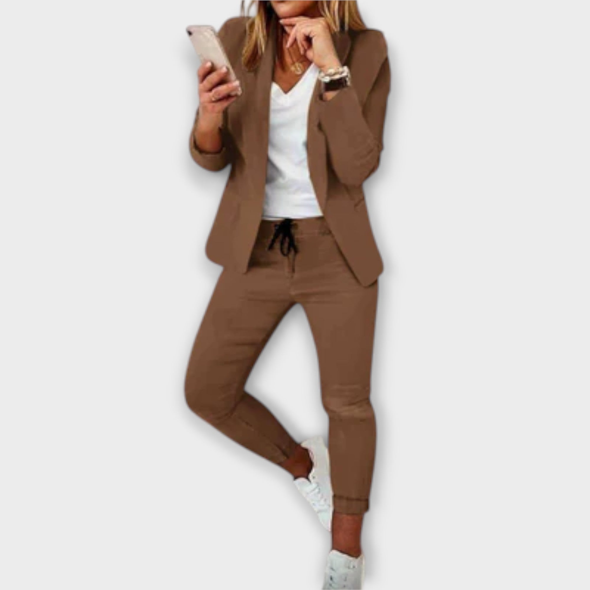 Blazer-Set: braunes Sakko mit Revers und passende Hose, Kordelzug an der Taille.