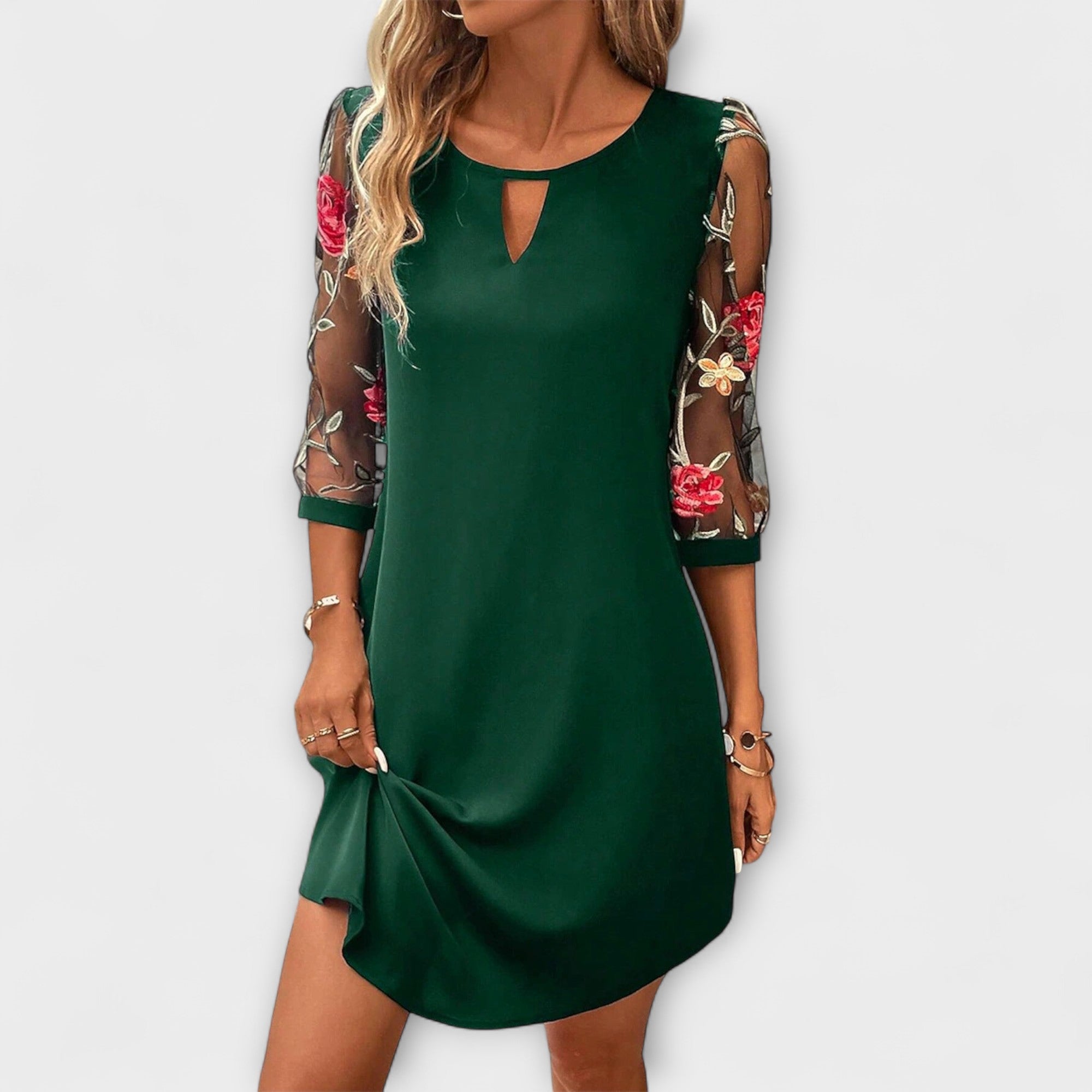 Grünes Kleid mit Rundhalsausschnitt und Schlitz, 3/4-Ärmeln mit Blumenstickerei