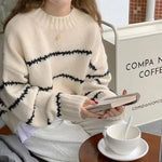Weißer Strickpullover mit Rippkragen und schwarzen Horizontalstreifen