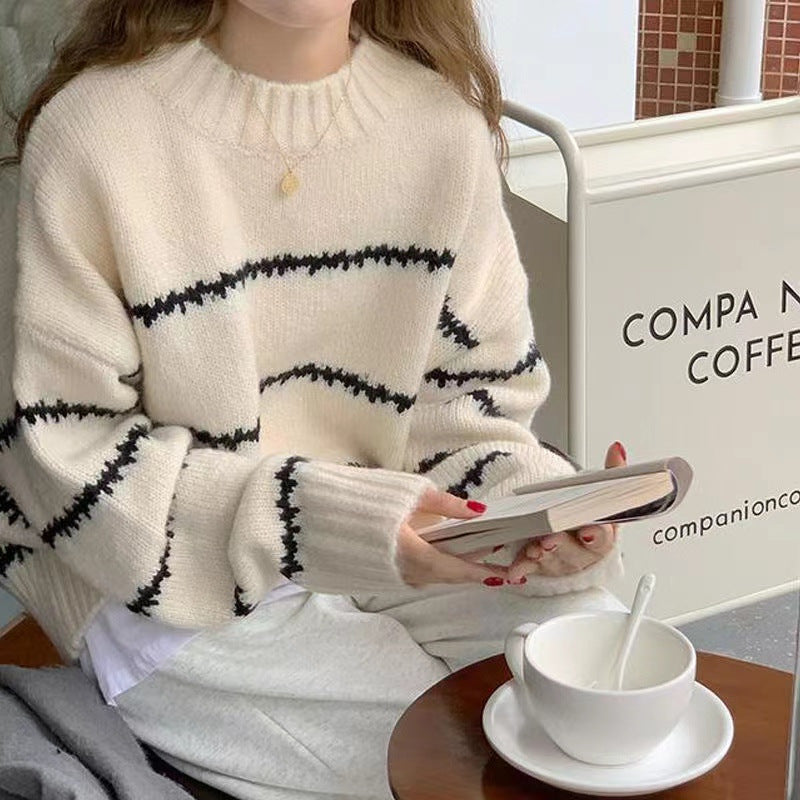 Weißer Strickpullover mit Rippkragen und schwarzen Horizontalstreifen