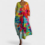 Langes Kleid mit V-Ausschnitt, 3/4-Ärmeln und buntem abstraktem Muster.
