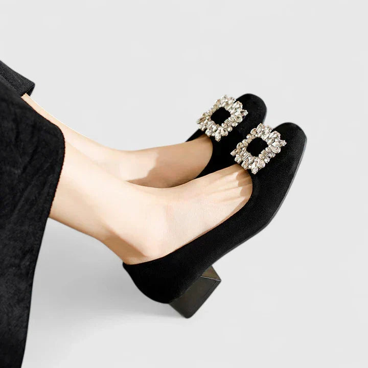 Orthopädischer Absatzschuh in Schwarz mit quadratischer Schmuckschließe, Seitenansicht