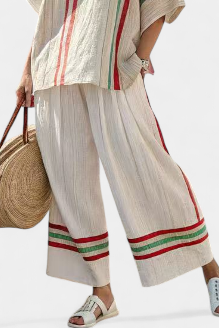 Hose des Streifen-Sets: Offwhite mit roten/grünen Streifen am Saum, locker fallend