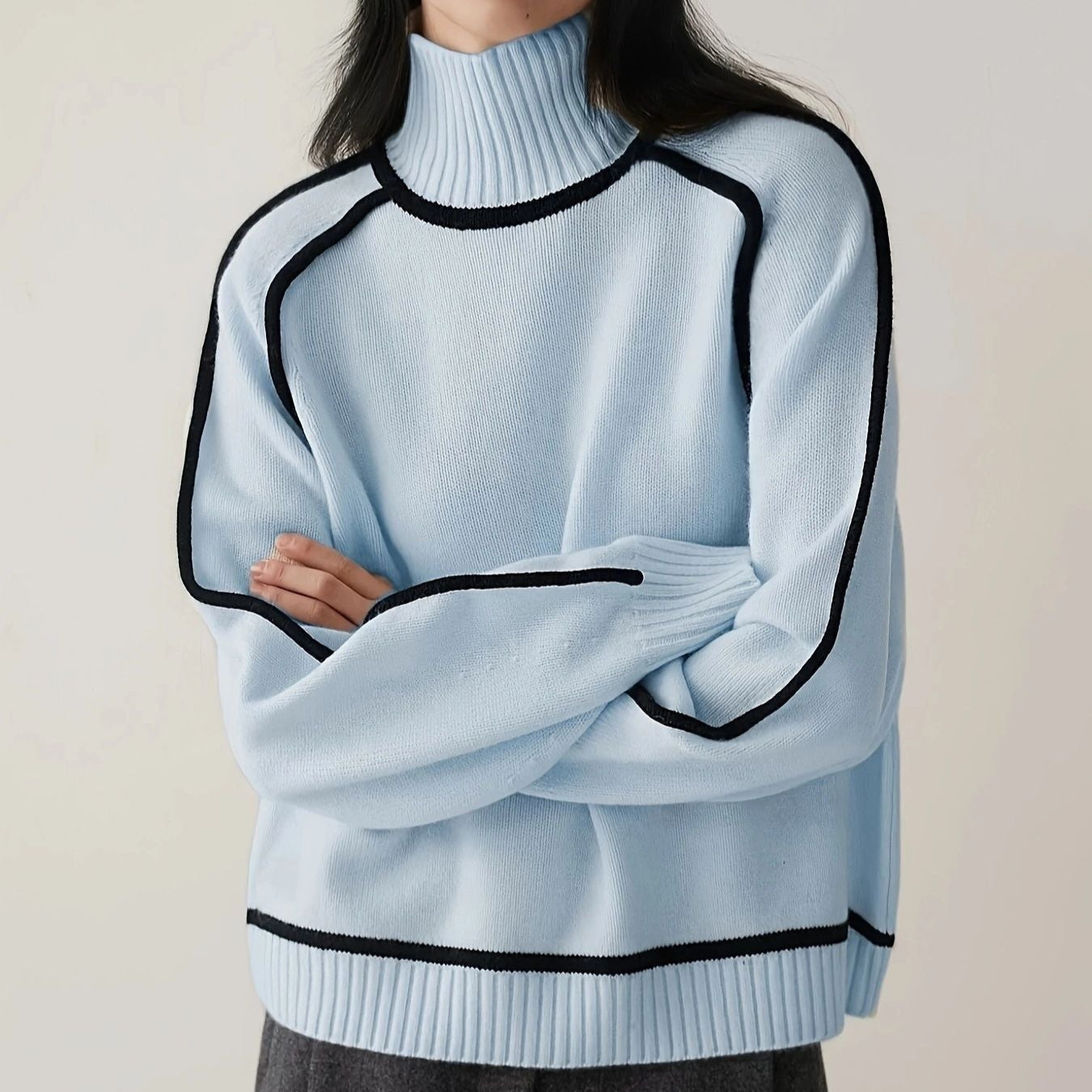 Rollkragenpullover in Hellblau mit geripptem Kragen sowie schwarzen Kontrastdetails