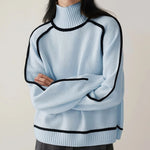 Rollkragenpullover in Hellblau mit geripptem Kragen sowie schwarzen Kontrastdetails
