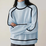 Rollkragenpullover in Hellblau mit geripptem Kragen sowie schwarzen Kontrastdetails