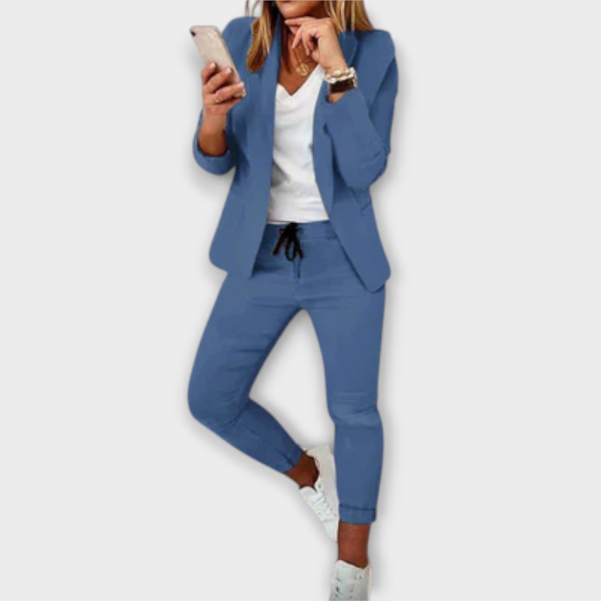 Blazer-Set: blaues Sakko mit Revers und passende Hose, Kordelzug an der Taille.