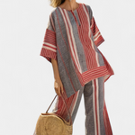 Oversize-Set mit gestreiftem Oberteil und weiter Hose in Grau, Rot und Weiß, weicher Fall