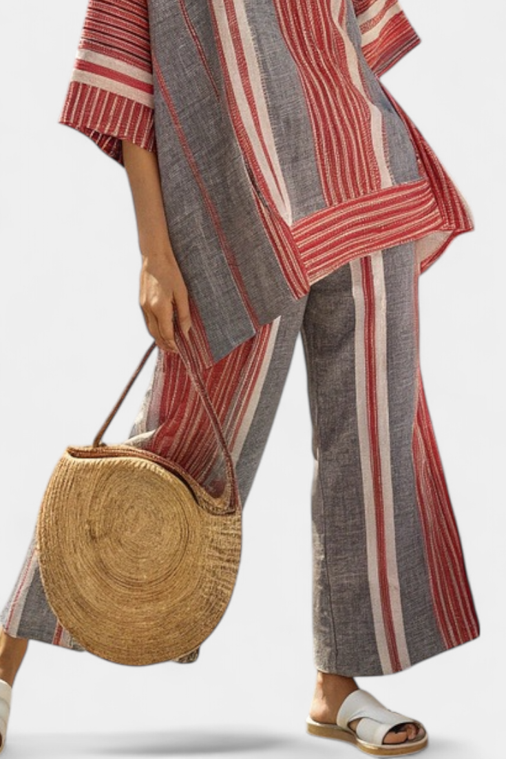 Detailansicht: graue Hose mit roten und weißen Streifen plus gestreiftes Oversize-Oberteil