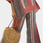 Detailansicht: graue Hose mit roten und weißen Streifen plus gestreiftes Oversize-Oberteil