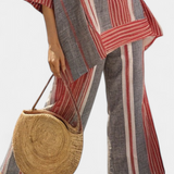 Detailansicht: graue Hose mit roten und weißen Streifen plus gestreiftes Oversize-Oberteil