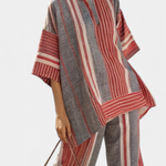 Gestreiftes Oversize-Set mit kurzem Ärmel am Oberteil und weitem Bein der Hose, grau-rot