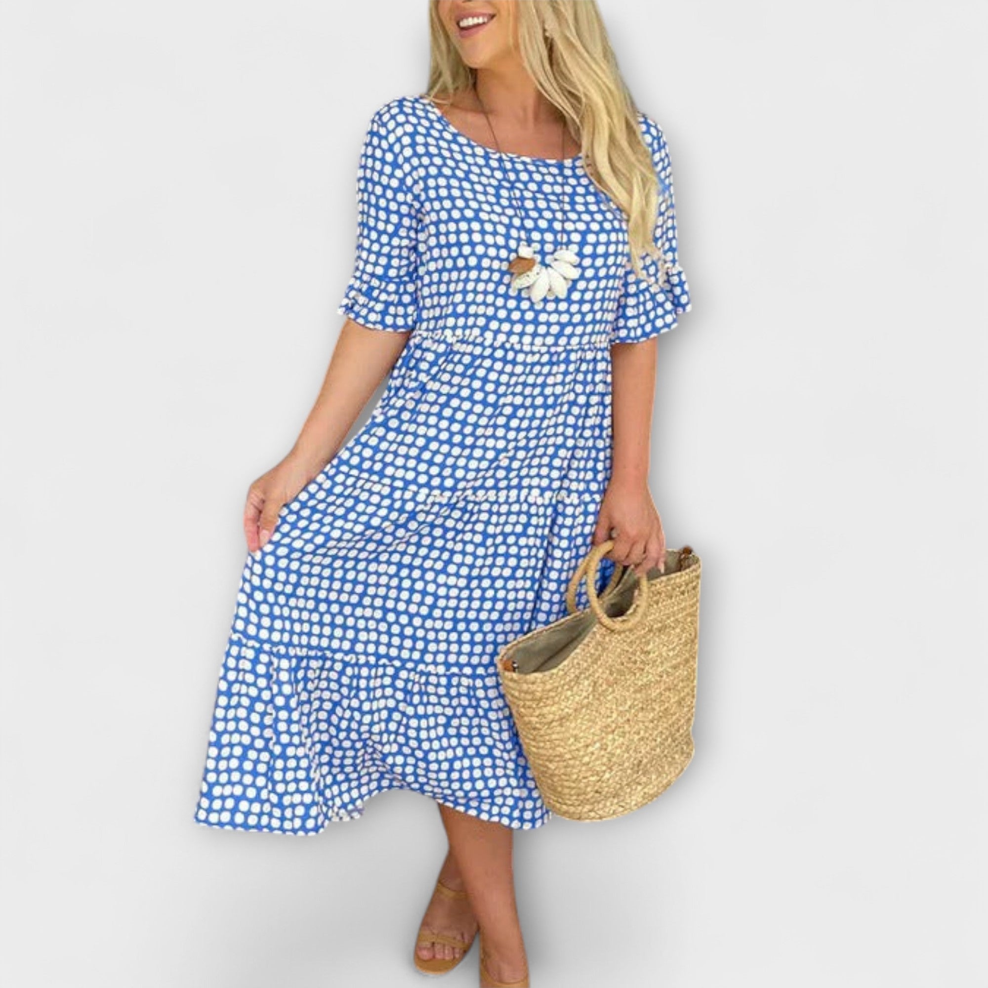Lässiges Midi-Kleid mit blauen Punkten, kurze Ärmel, gestufter Saum und Blumenapplikation