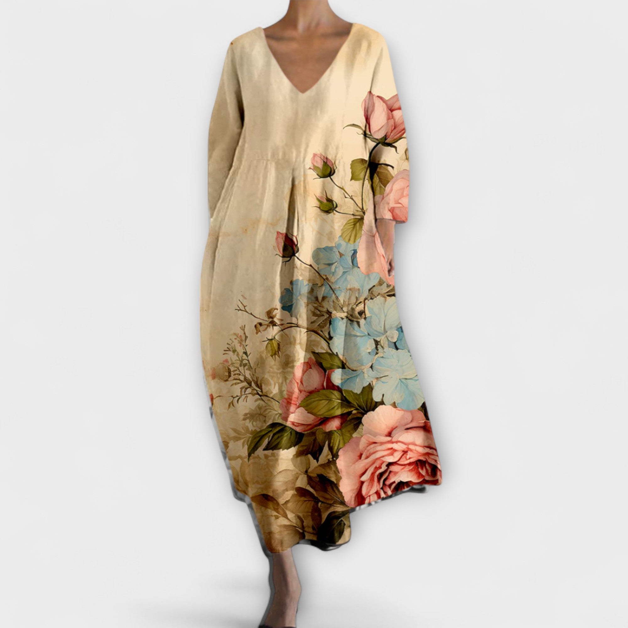 Langes Kleid mit V-Ausschnitt, 3/4-Ärmeln und floralem Muster auf beigem Grund.