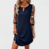 Dunkelblaues Kleid mit Rundhalsausschnitt und Schlitz, 3/4-Ärmeln mit Blumenstickerei