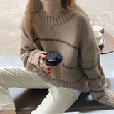 Brauner Strickpullover mit Rippkragen und dunklen Jacquard-Streifen