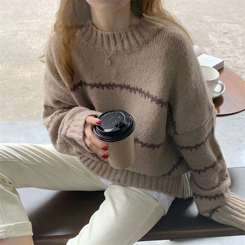 Brauner Strickpullover mit Rippkragen und dunklen Jacquard-Streifen