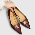 Braune spitze Pumps mit niedrigem Absatz, Innenfutter sichtbar, seitliche Ansicht
