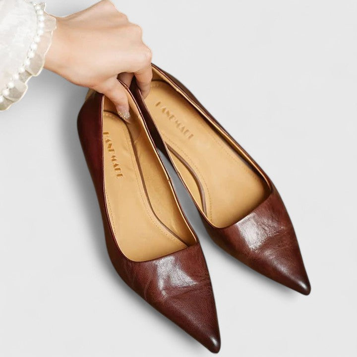 Braune spitze Pumps mit niedrigem Absatz, Innenfutter sichtbar, seitliche Ansicht
