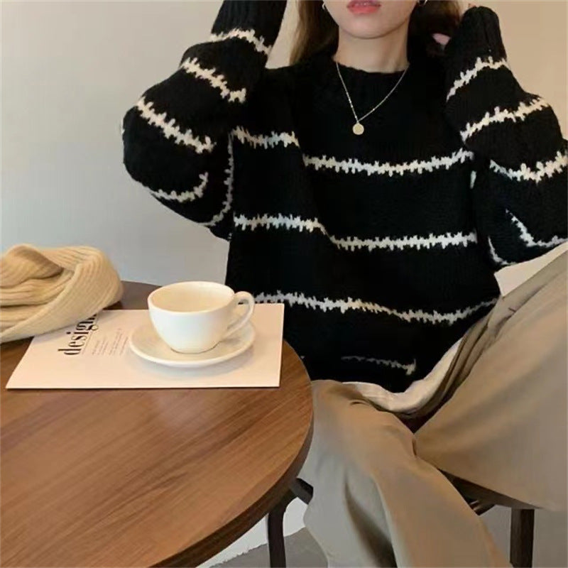 Schwarzer Strickpullover mit Rippkragen und weißen Horizontalstreifen