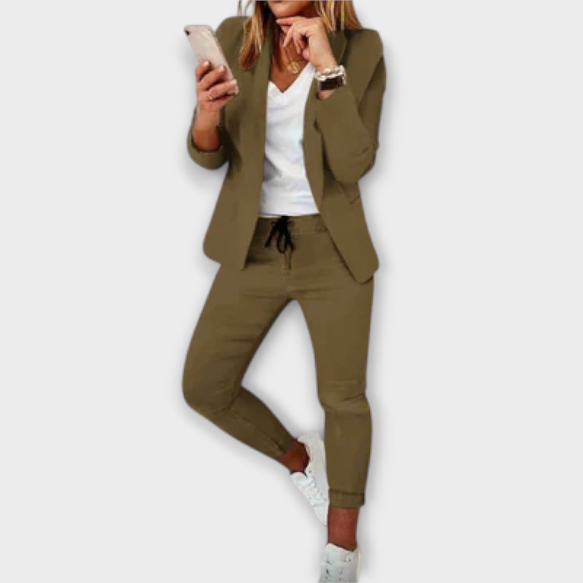 Blazer-Set: olivfarbenes Sakko mit Revers und passende Hose, Kordelzug an der Taille.