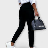 Schwarze Stretchhose mit seitlichen Taschen, schmaler Passform und elastischem Bund