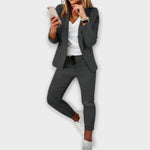 Blazer-Set: graues Sakko mit Revers und passende Hose, Kordelzug an der Taille.