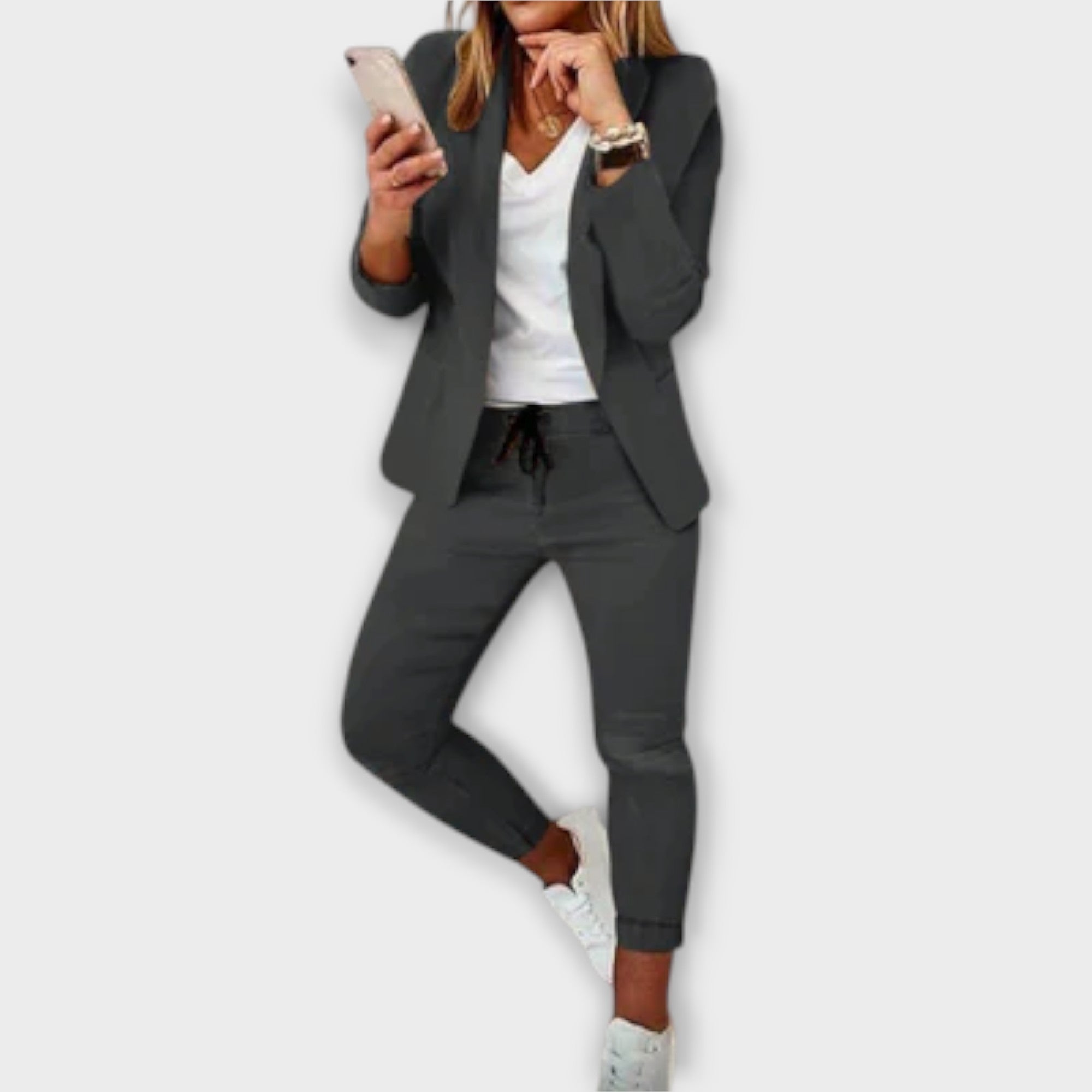 Blazer-Set: graues Sakko mit Revers und passende Hose, Kordelzug an der Taille.