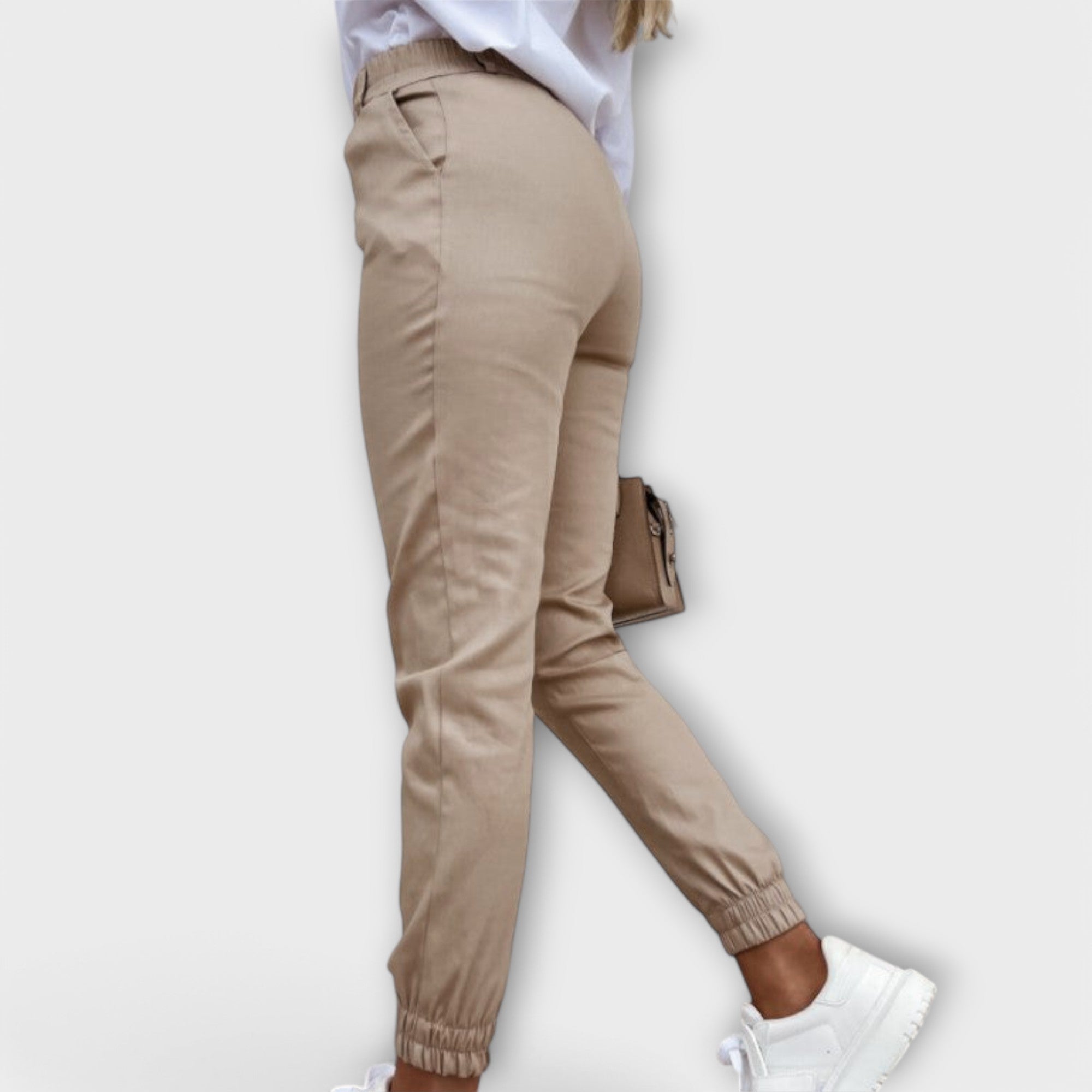 Schmale Stretchhose in Beige mit seitlichen Taschen und Bündchen am Knöchel