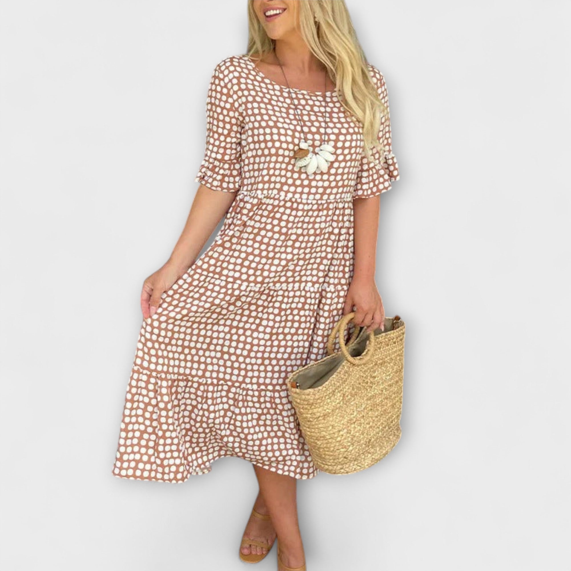 Lässiges Midi-Kleid mit orangefarbenen Punkten, kurze Ärmel, gestufter Rock und Blumenapplikation
