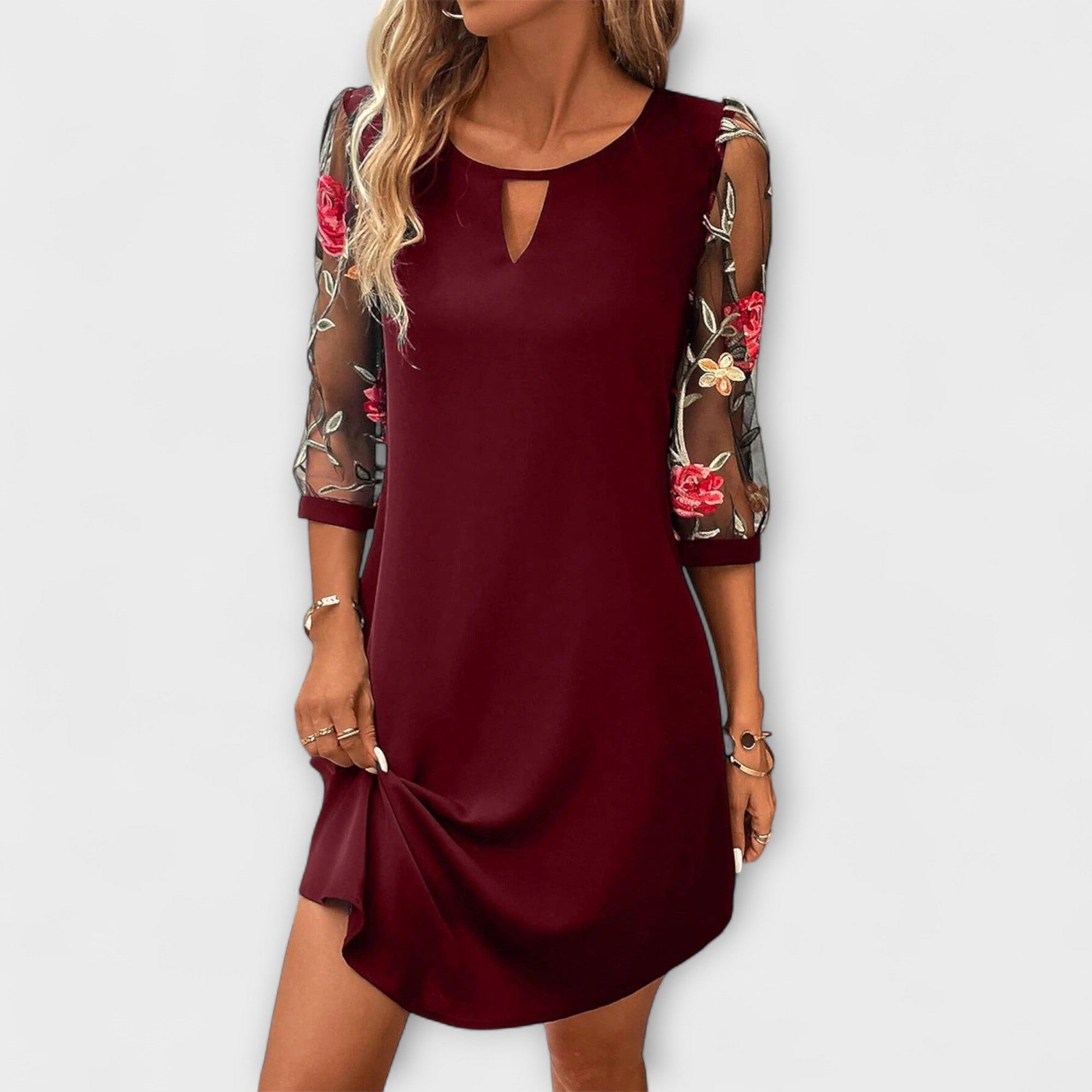 Bordeauxfarbenes Kleid mit Rundhalsausschnitt und Schlitz, 3/4-Ärmeln mit Blumenstickerei