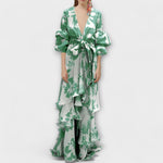 Chiffon-Festtagskleid mit V-Ausschnitt, Bindegürtel und Volants, grün-weißer Palmenprint