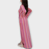 Maxikleid mit V-Ausschnitt, langen Ärmeln, pink-rot gemustert, seitlicher Schlitz