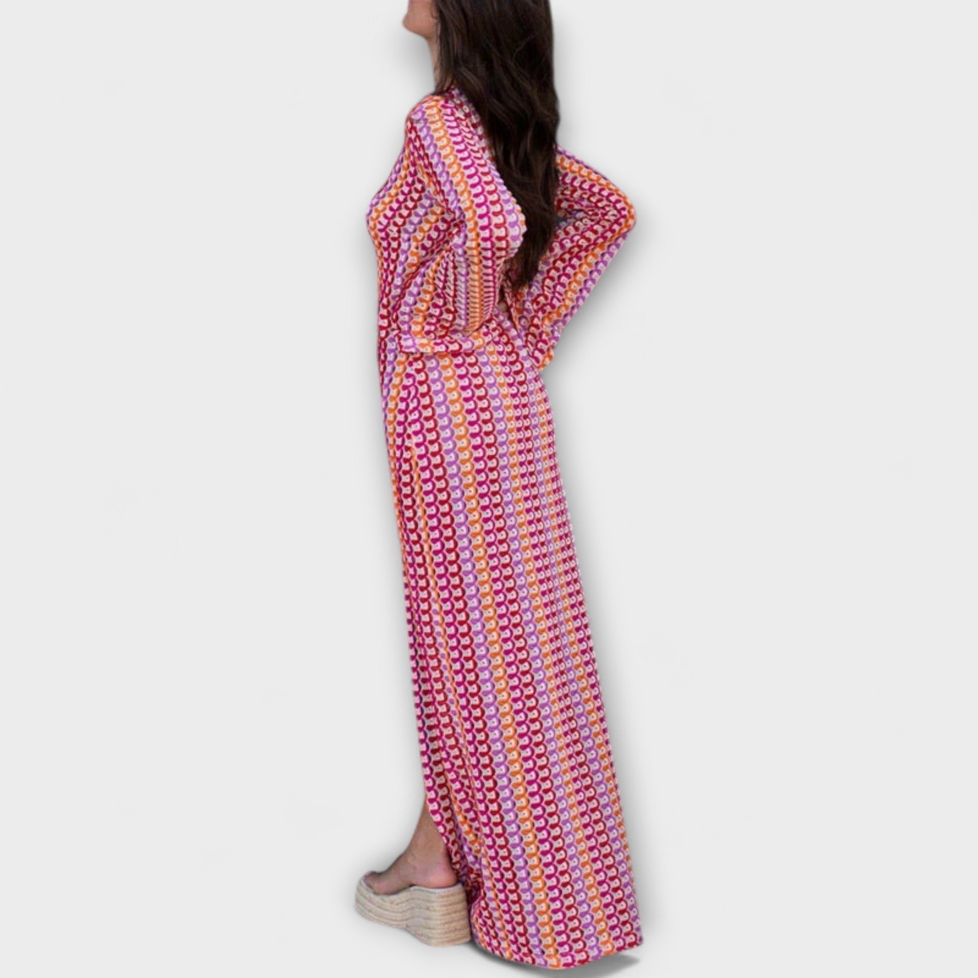 Maxikleid mit V-Ausschnitt, langen Ärmeln, pink-rot gemustert, seitlicher Schlitz