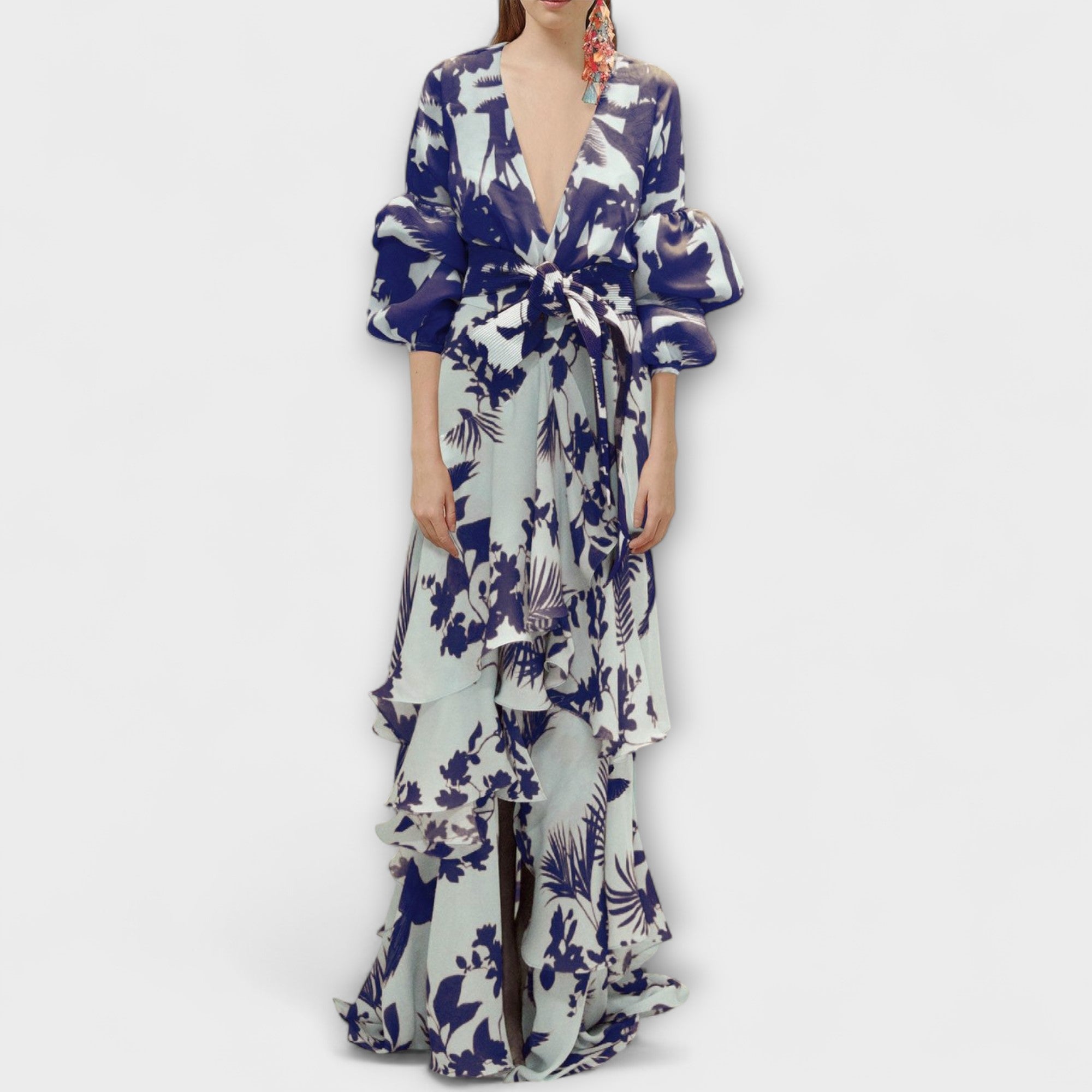 Chiffon-Festtagskleid mit V-Ausschnitt, Bindegürtel und Volants, dunkelblauer Palmenprint