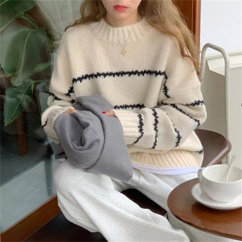 Strickpullover in Weiß mit Rippkragen und dunklen Horizontalstreifen