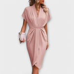 Wickel-Midi-Kleid mit V-Ausschnitt, kurzen Ärmeln und Bindegürtel, rosafarbener Ton