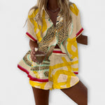 Kurzes Set mit Leopardenmuster, gelb-weiß-grün, V-Ausschnitt mit roten Paspeln, kurze Hose