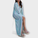 Maxikleid mit V-Ausschnitt, langarm, hellblau gemustert, seitlicher Schlitz