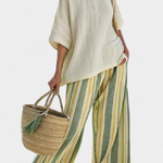 Set aus Bambusleinen: beiger Tunika-Top, dazu weite Culottes mit grün-gelb gestreiftem Muster