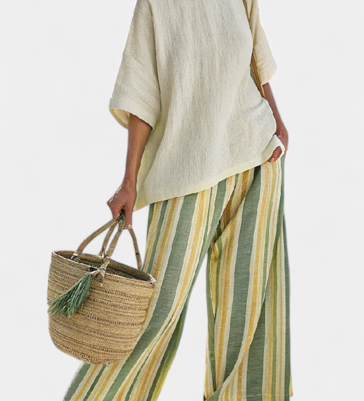 Set aus Bambusleinen: beiger Tunika-Top, dazu weite Culottes mit grün-gelb gestreiftem Muster