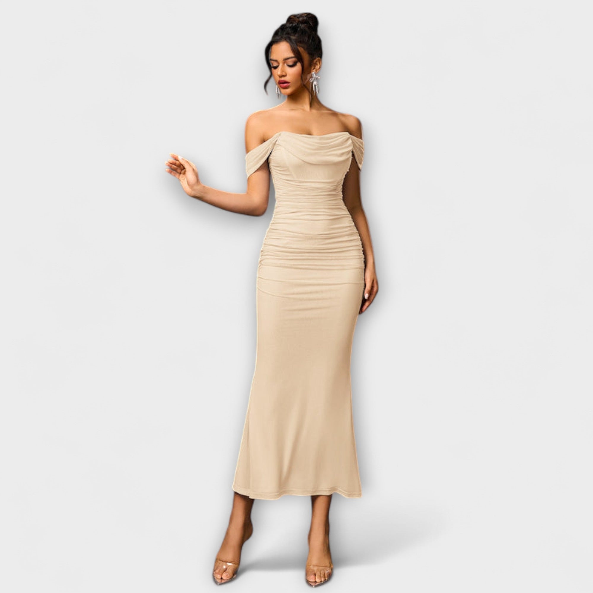 Beiges Off-Shoulder-Raffungskleid, bodycon Midi mit schulterfreiem Ausschnitt