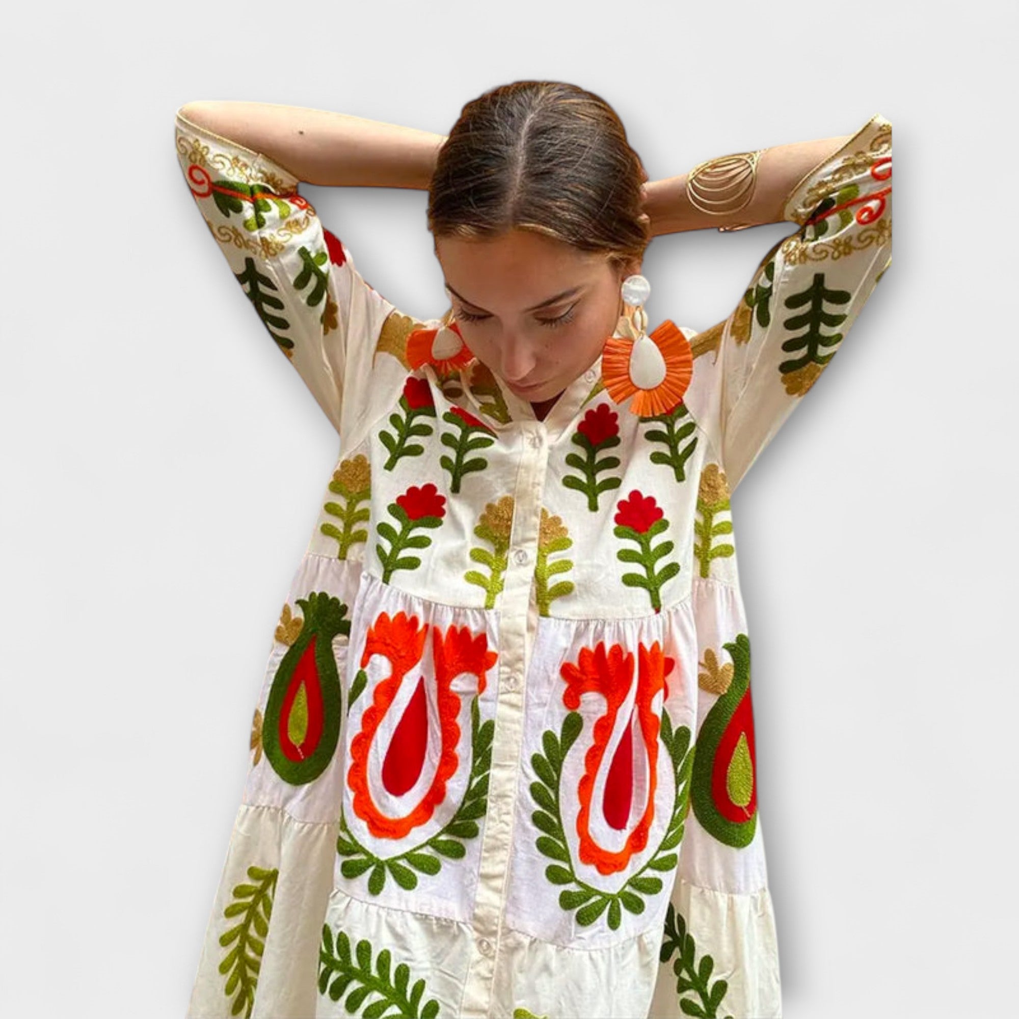 Weißes Blumenkleid mit Knopfleiste und bestickten Ärmeln, Muster in Rot und Grün.
