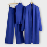 Blauer Dreiteiler mit Rippenstrick-Turtleneck, weitem Hosenbein und langem Mantel
