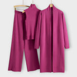 Fuchsiafarbener Dreiteiler mit Rippenstrick-Turtleneck, weiter Hose und langem Mantel