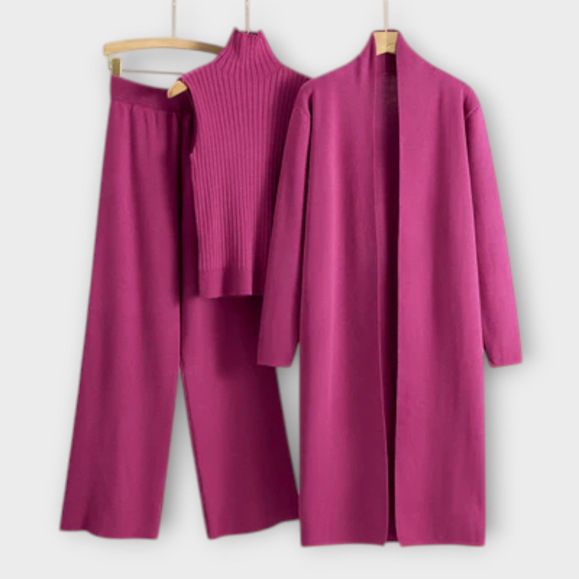 Fuchsiafarbener Dreiteiler mit Rippenstrick-Turtleneck, weiter Hose und langem Mantel