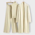 Hellbeiger Dreiteiler: Rippenstrick-Turtleneck, weite Hose und langer Mantel